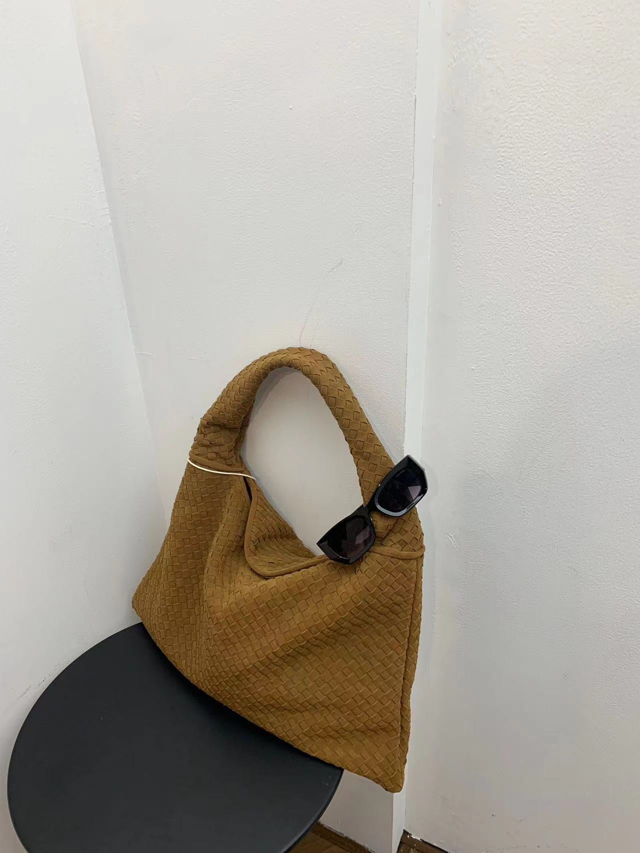 Suede woven tote bag simple and fashionable handbag underarm single shoulder bag large capacity suction buckle